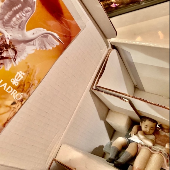 Lladro Surrounded By Love Porcelain Figurine New In Box - Picture 8 of 8